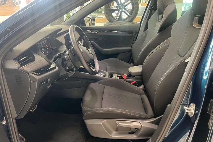 Blå Skoda Octavia fra 2023