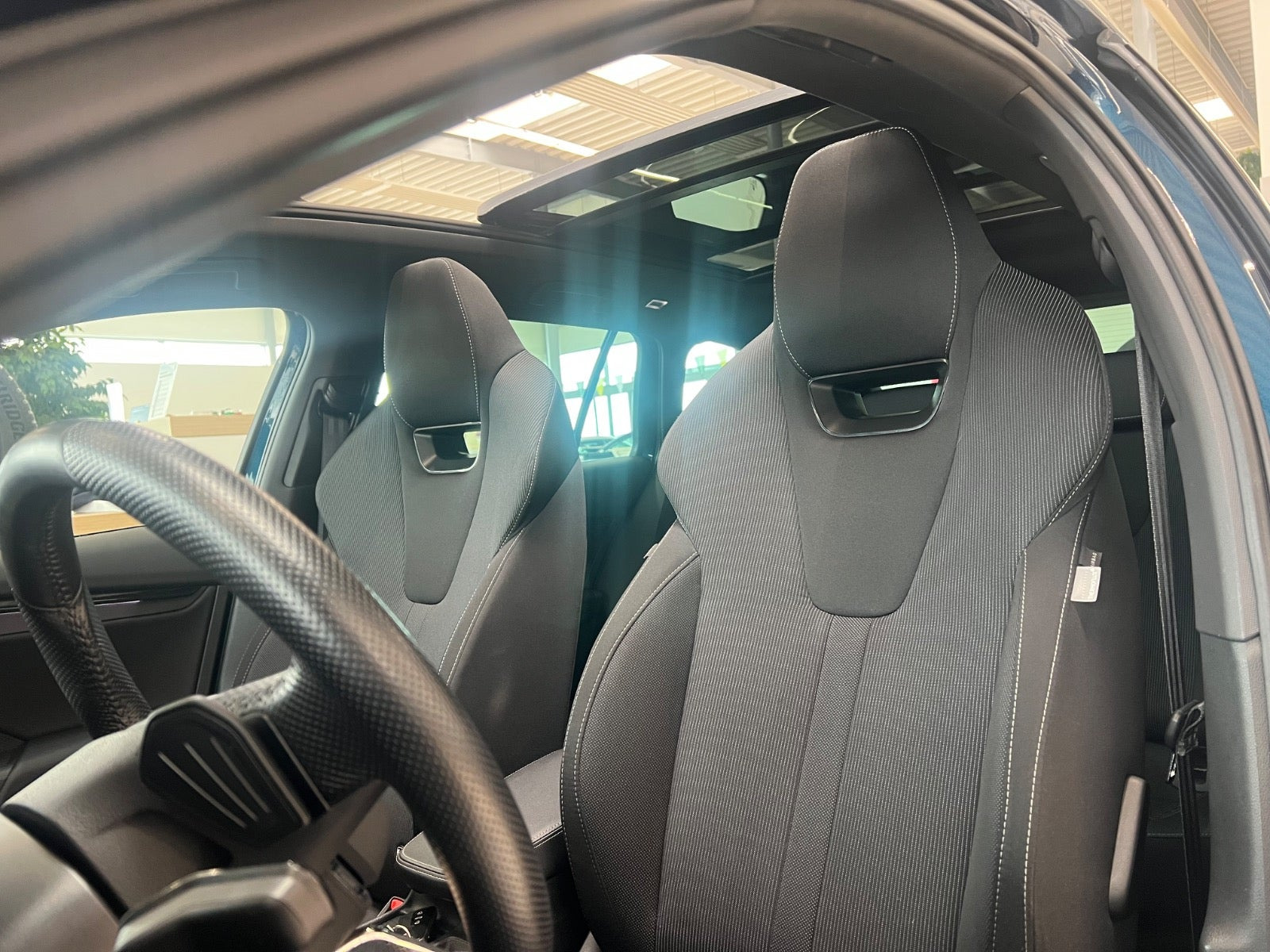 Blå Skoda Octavia fra 2023