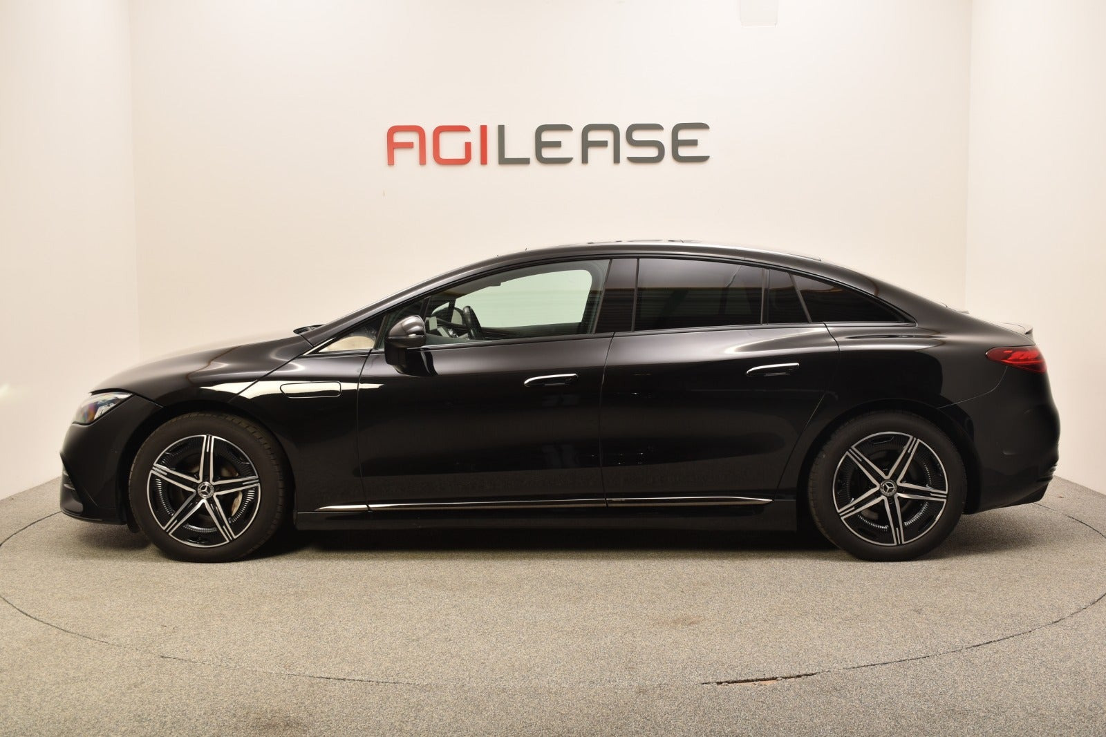 Sort Mercedes EQE350+ fra 2022