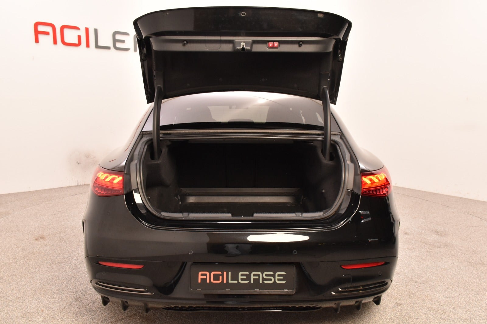 Sort Mercedes EQE350+ fra 2022