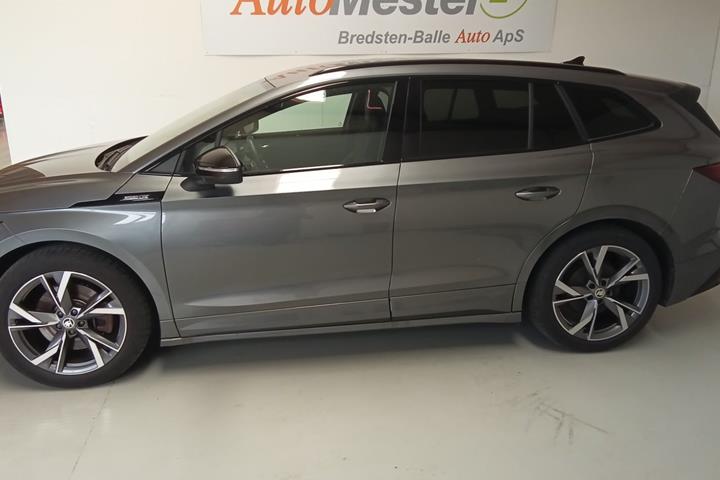 Grå Skoda Enyaq fra 2023