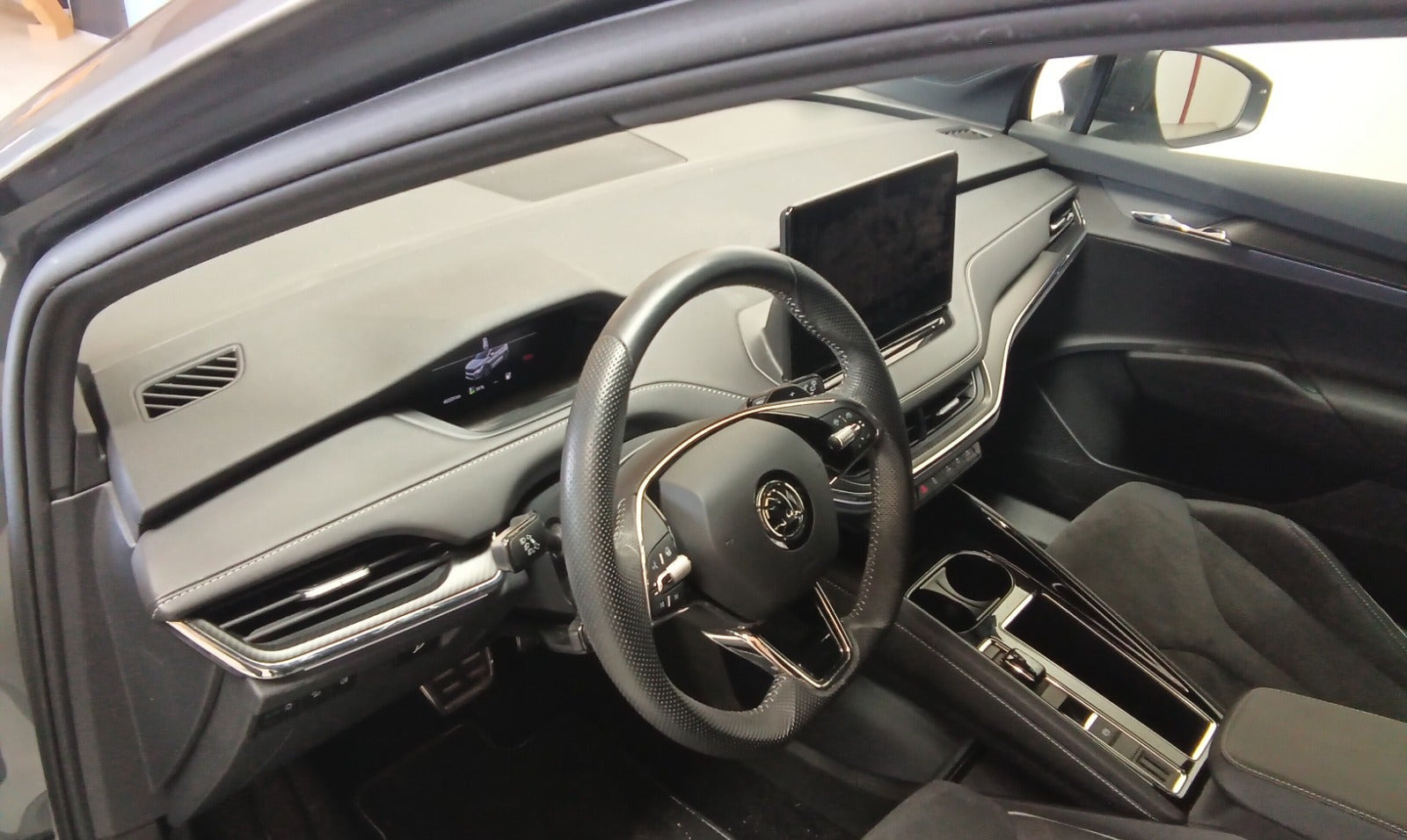 Grå Skoda Enyaq fra 2023