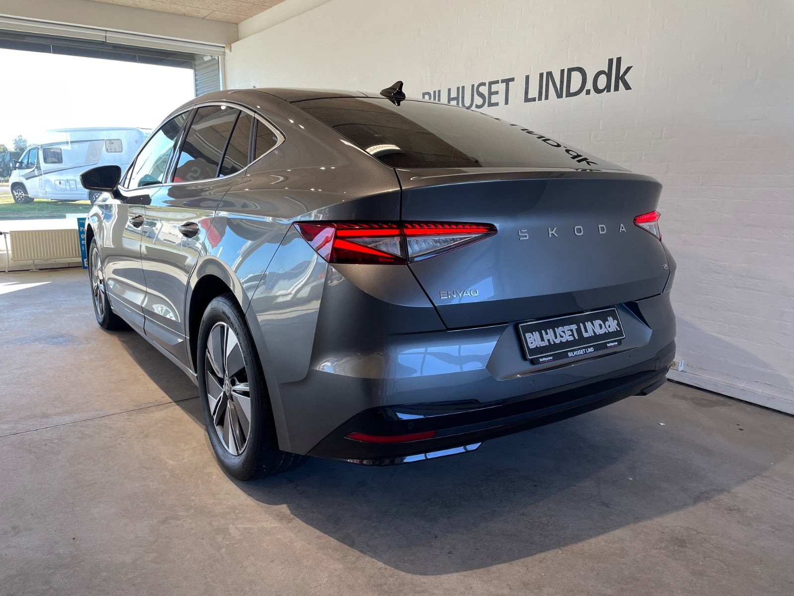 Grå Skoda Enyaq fra 2024