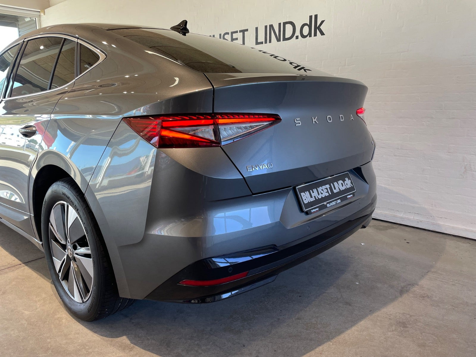 Grå Skoda Enyaq fra 2024