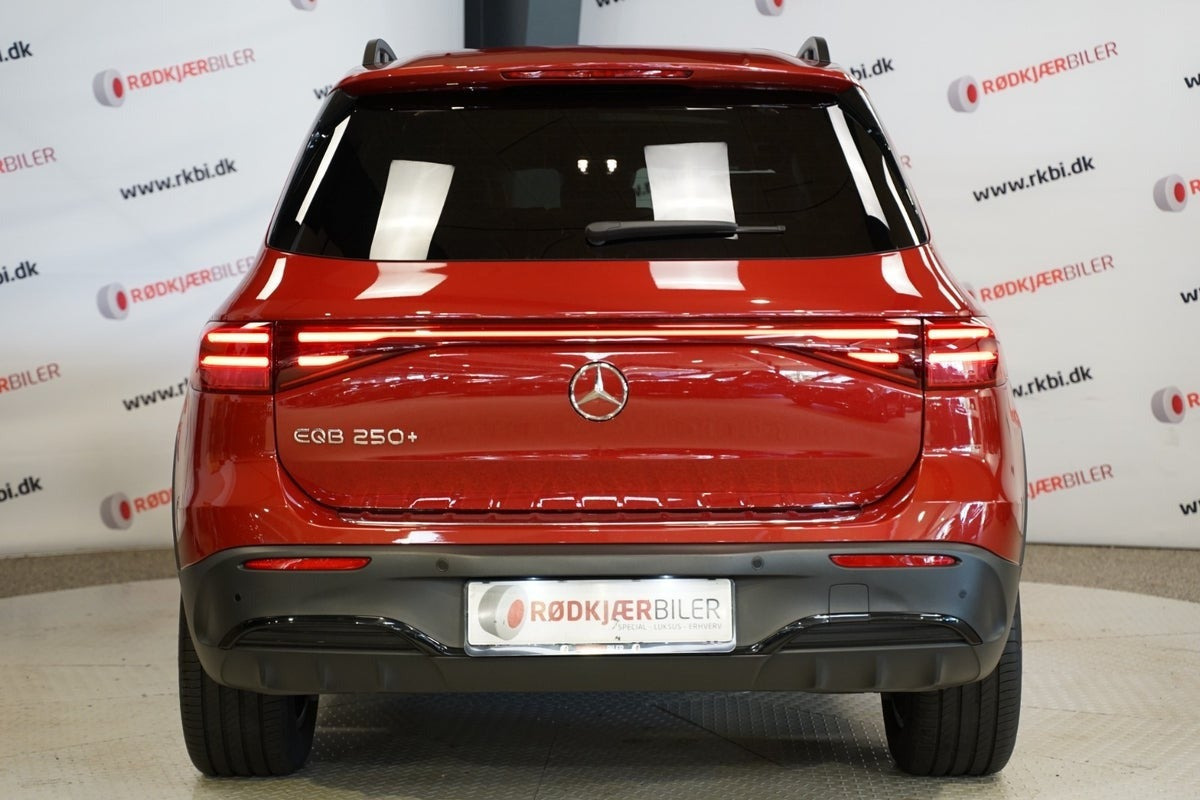 Rød Mercedes EQB250+ fra 2025
