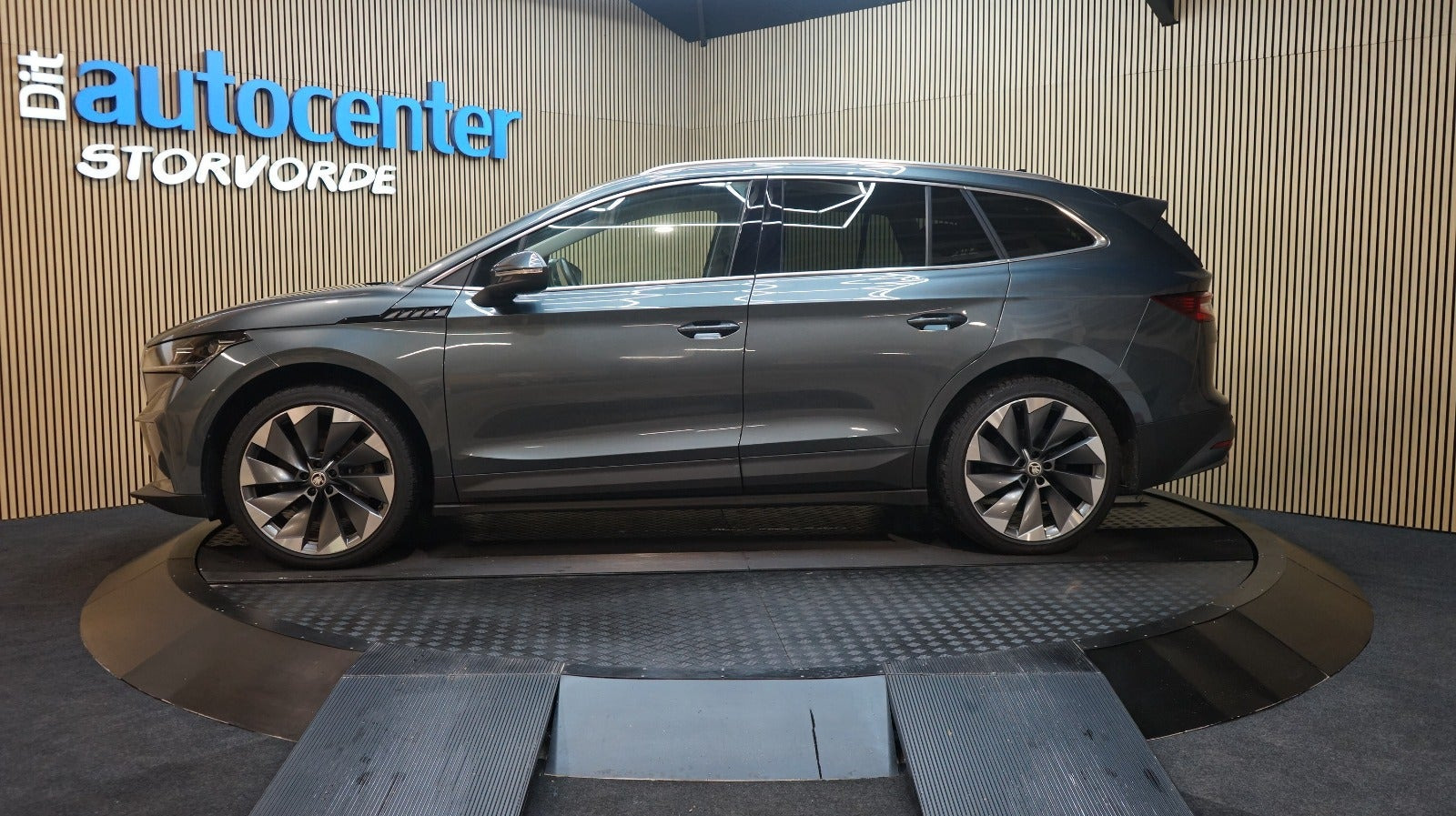 Grå Skoda Enyaq fra 2022