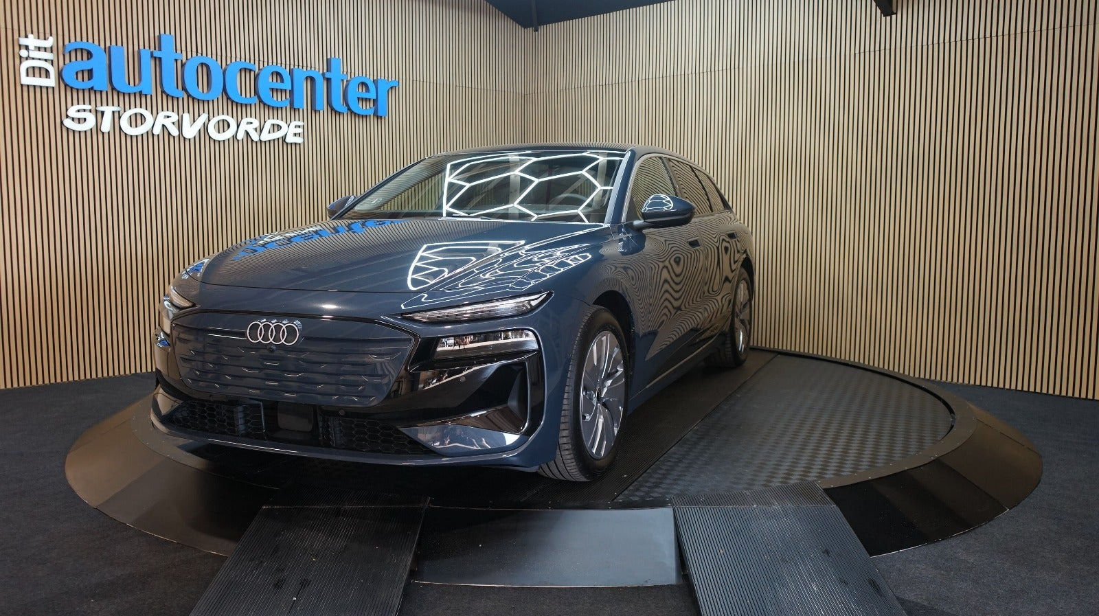 Blå Audi A6 e-tron fra 2025