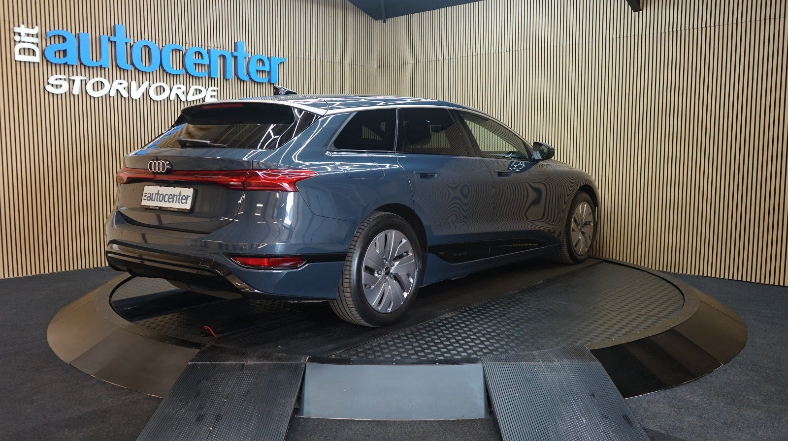 Blå Audi A6 e-tron fra 2025