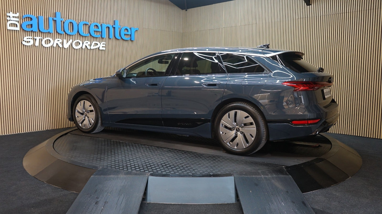Blå Audi A6 e-tron fra 2025