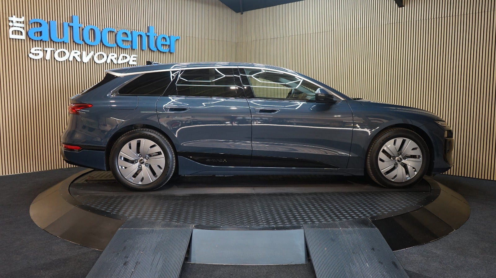 Blå Audi A6 e-tron fra 2025
