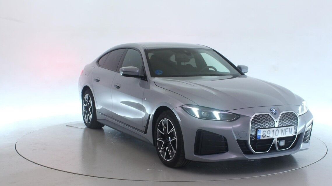 Grå BMW i4 fra 2025