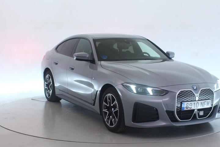 Grå BMW i4 fra 2025