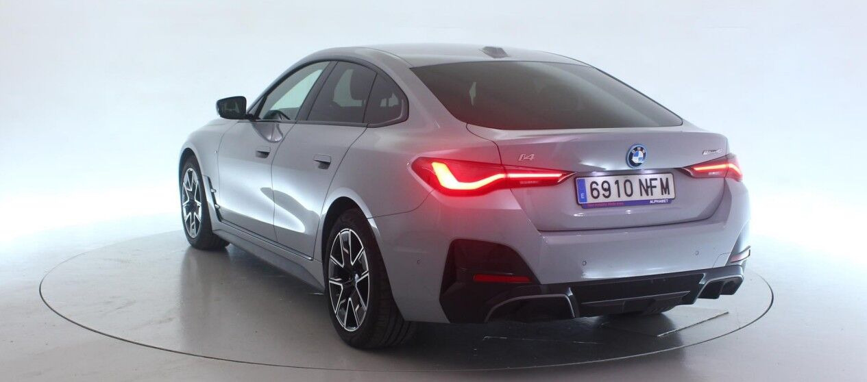 Grå BMW i4 fra 2025