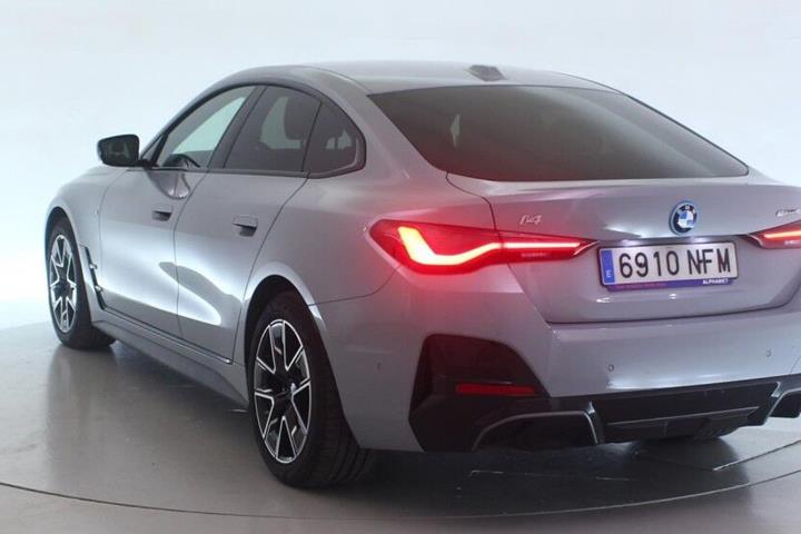 Grå BMW i4 fra 2025