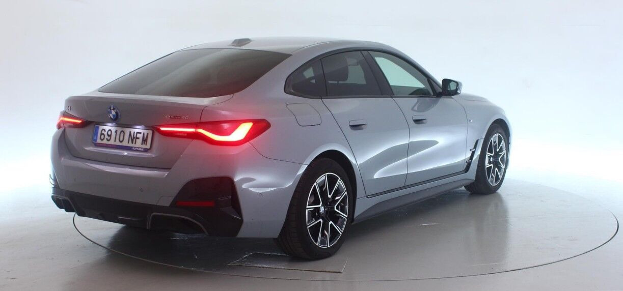 Grå BMW i4 fra 2025