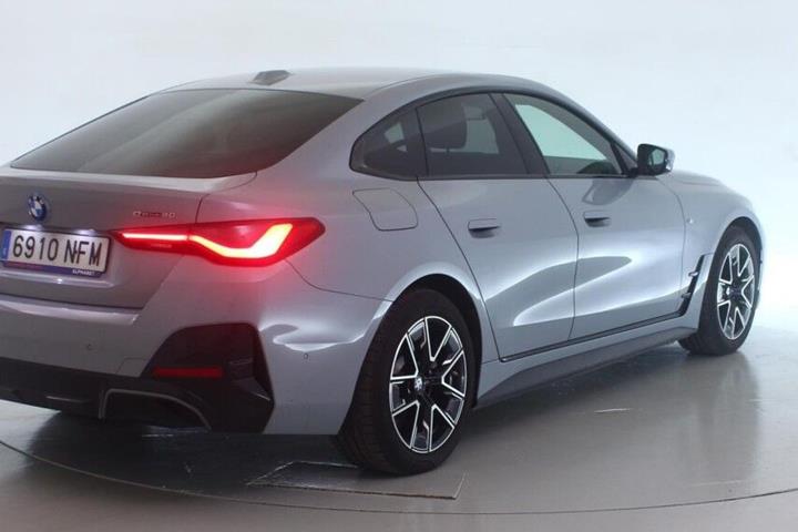 Grå BMW i4 fra 2025