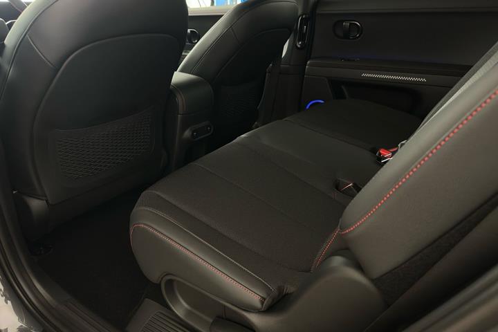 Grå Hyundai Ioniq 5 fra 2026