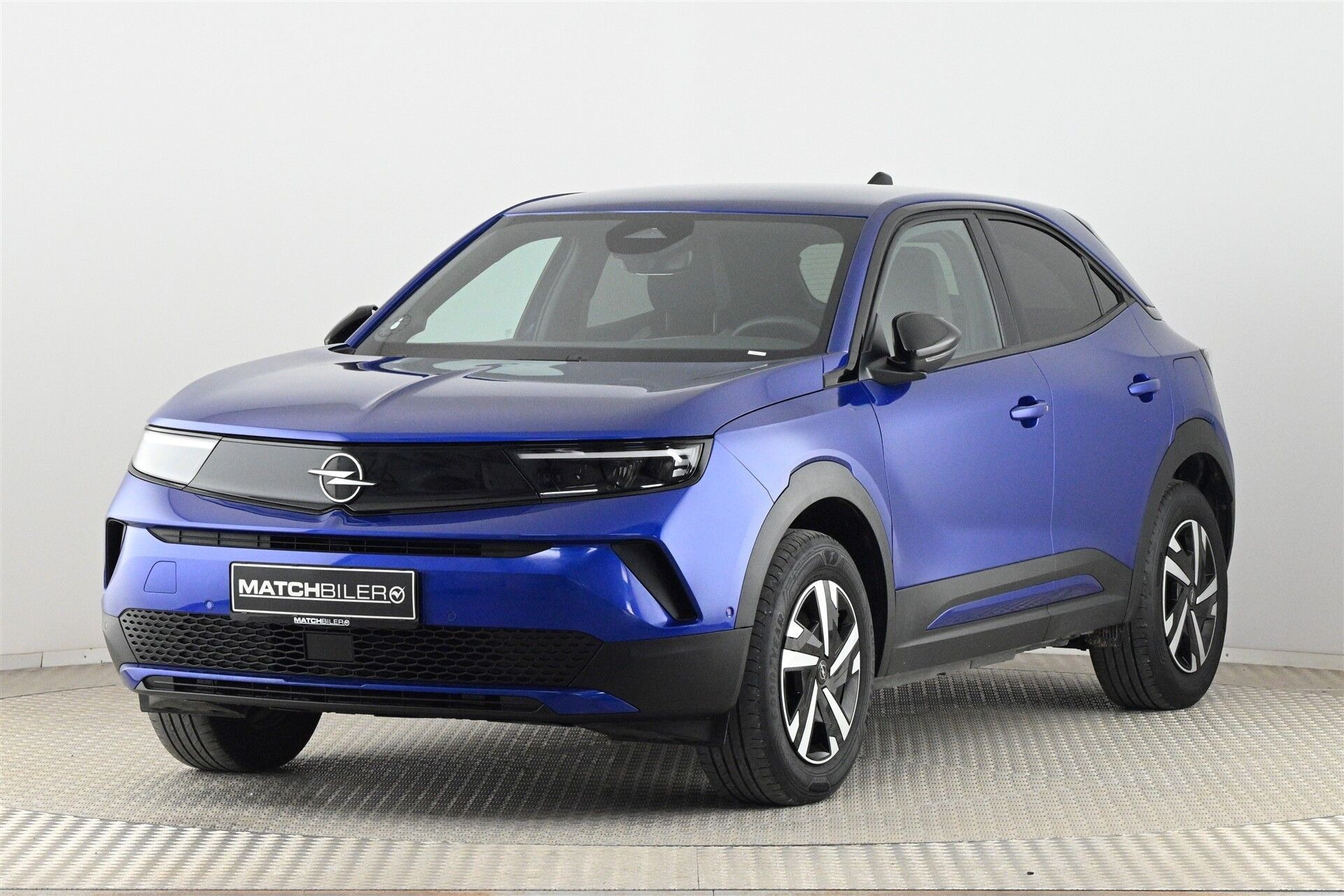 Blå Opel Mokka-e fra 2025