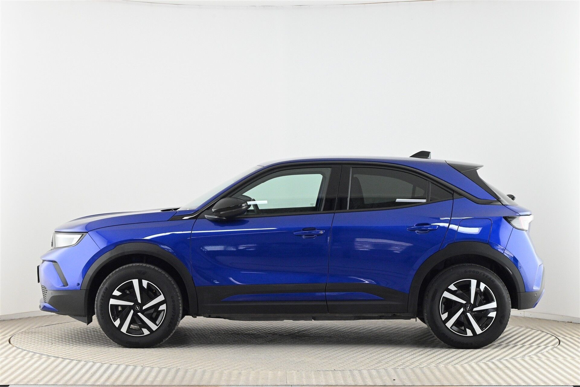 Blå Opel Mokka-e fra 2025