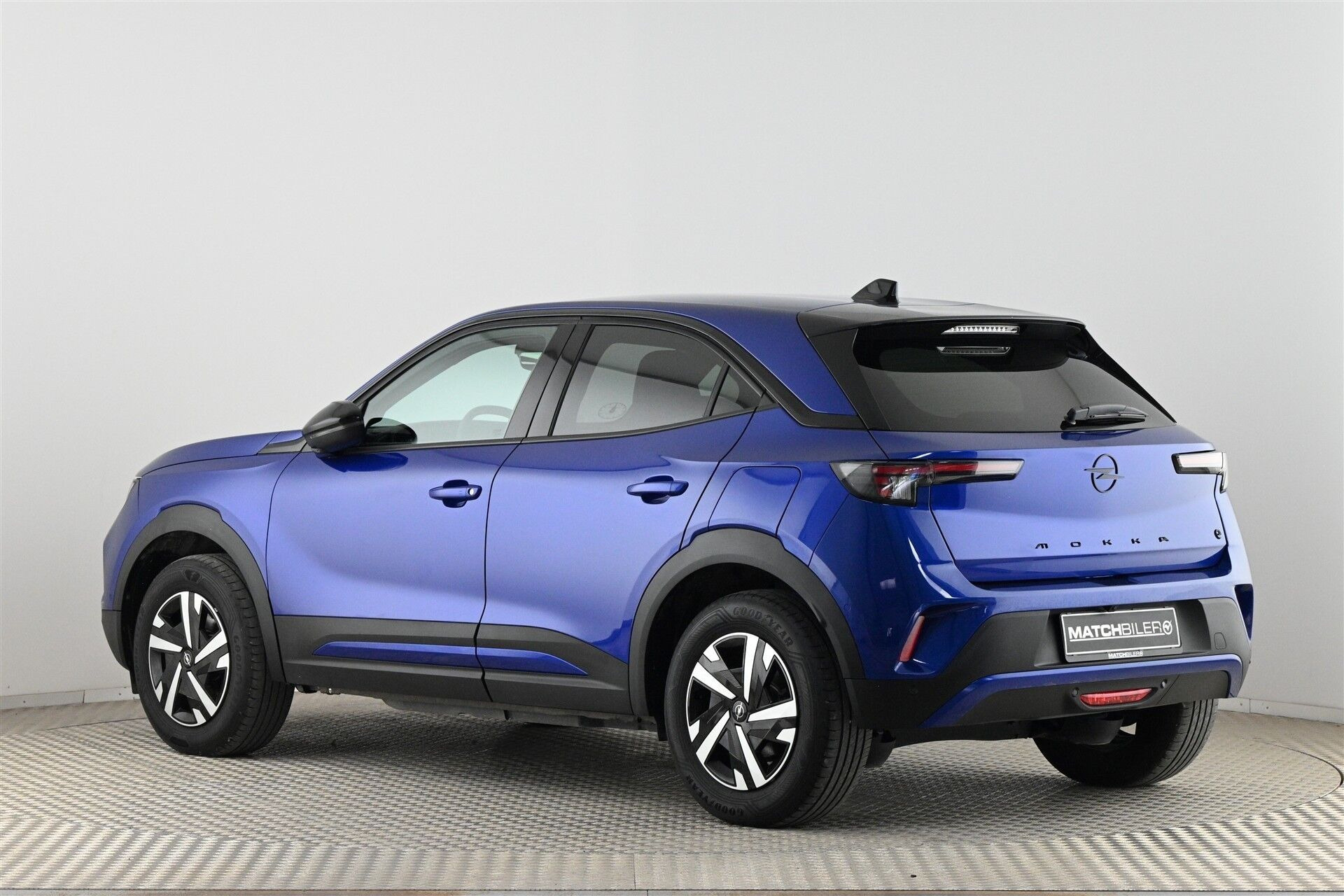 Blå Opel Mokka-e fra 2025