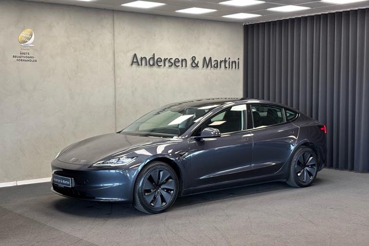Grå Tesla Model 3 fra 2024