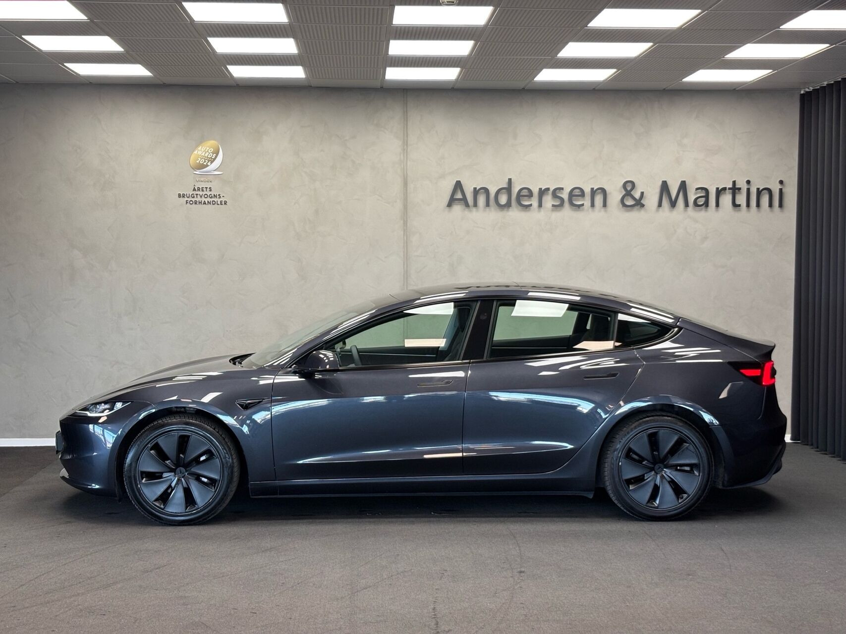 Grå Tesla Model 3 fra 2024