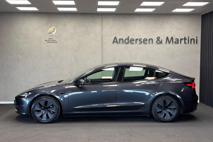 Grå Tesla Model 3 fra 2024
