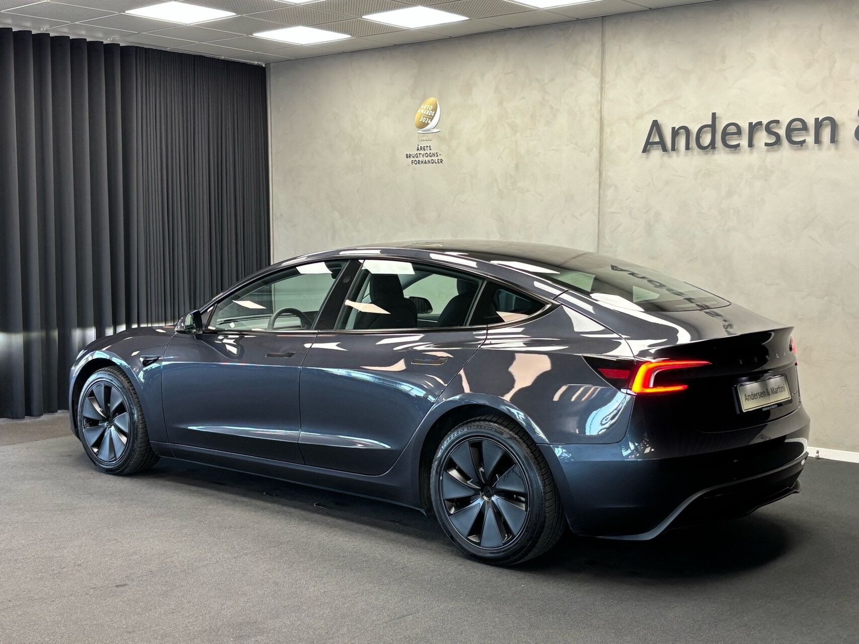 Grå Tesla Model 3 fra 2024