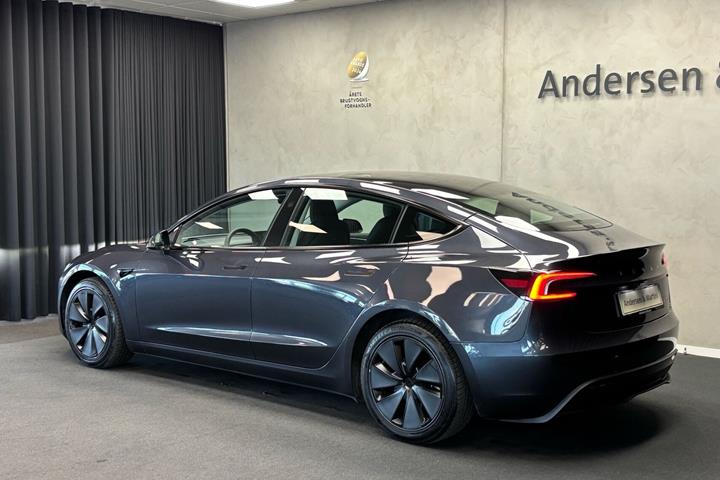 Grå Tesla Model 3 fra 2024
