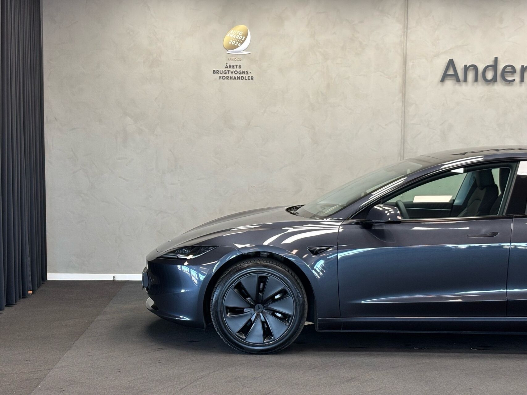 Grå Tesla Model 3 fra 2024