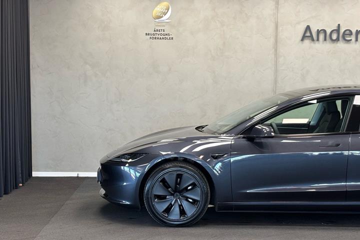 Grå Tesla Model 3 fra 2024