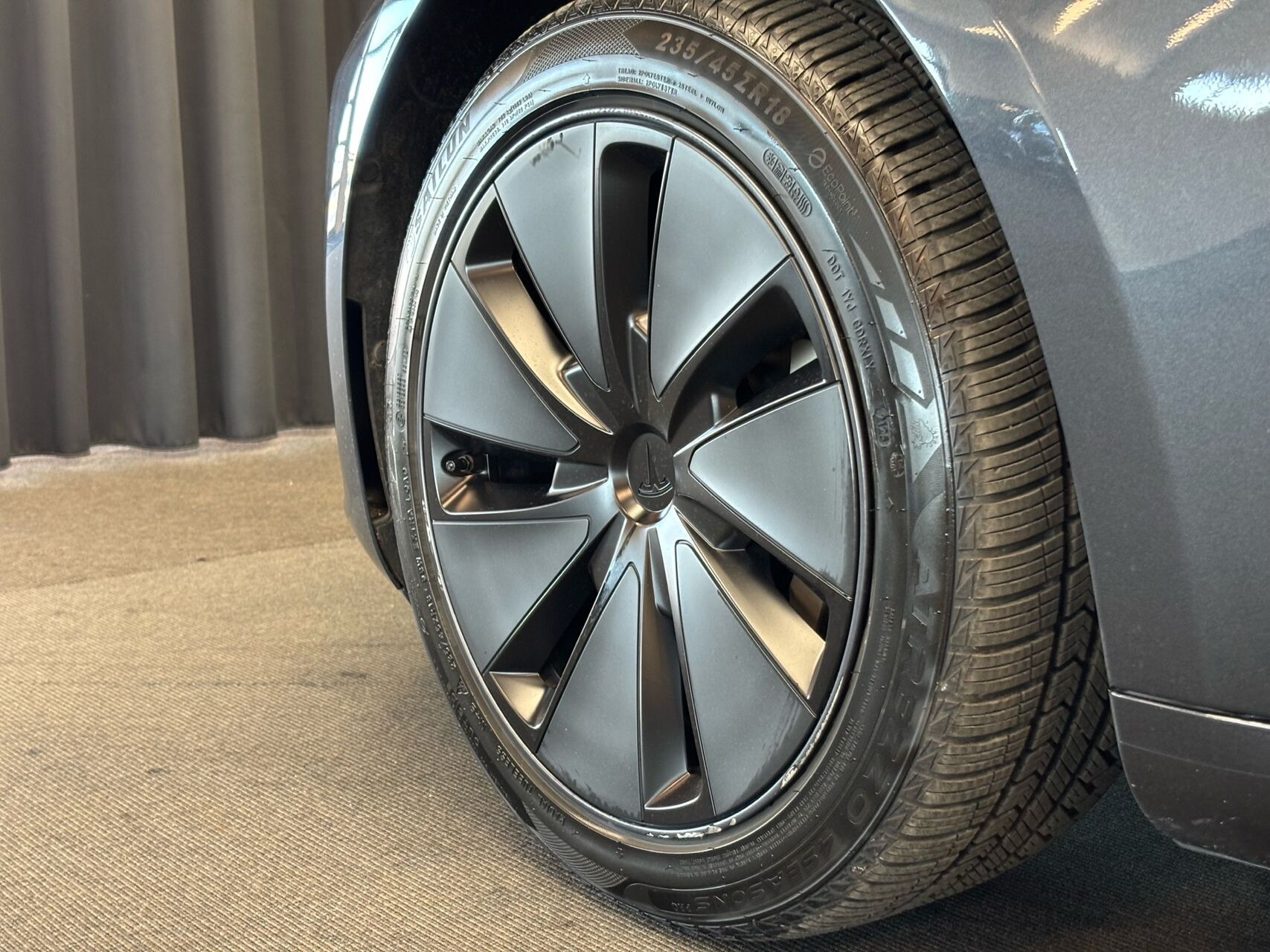 Grå Tesla Model 3 fra 2024