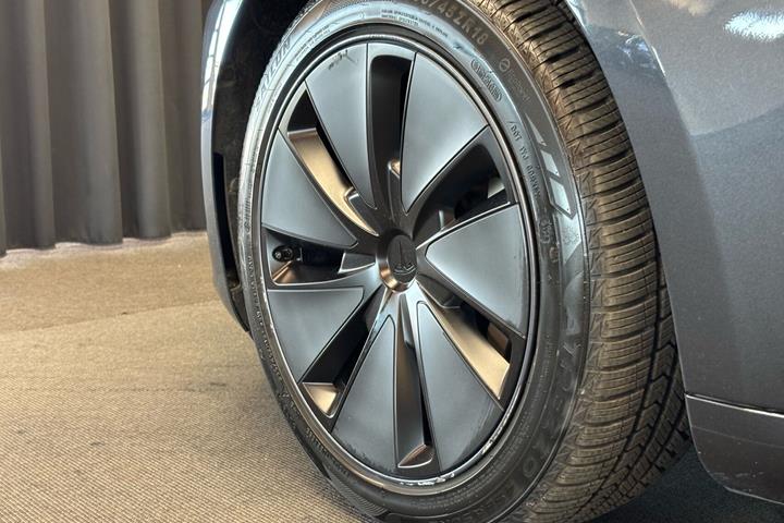 Grå Tesla Model 3 fra 2024