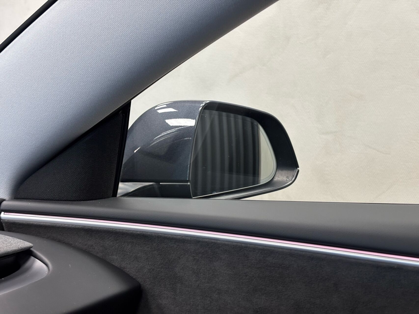 Grå Tesla Model 3 fra 2024