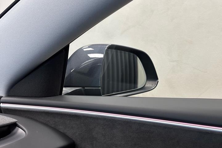 Grå Tesla Model 3 fra 2024