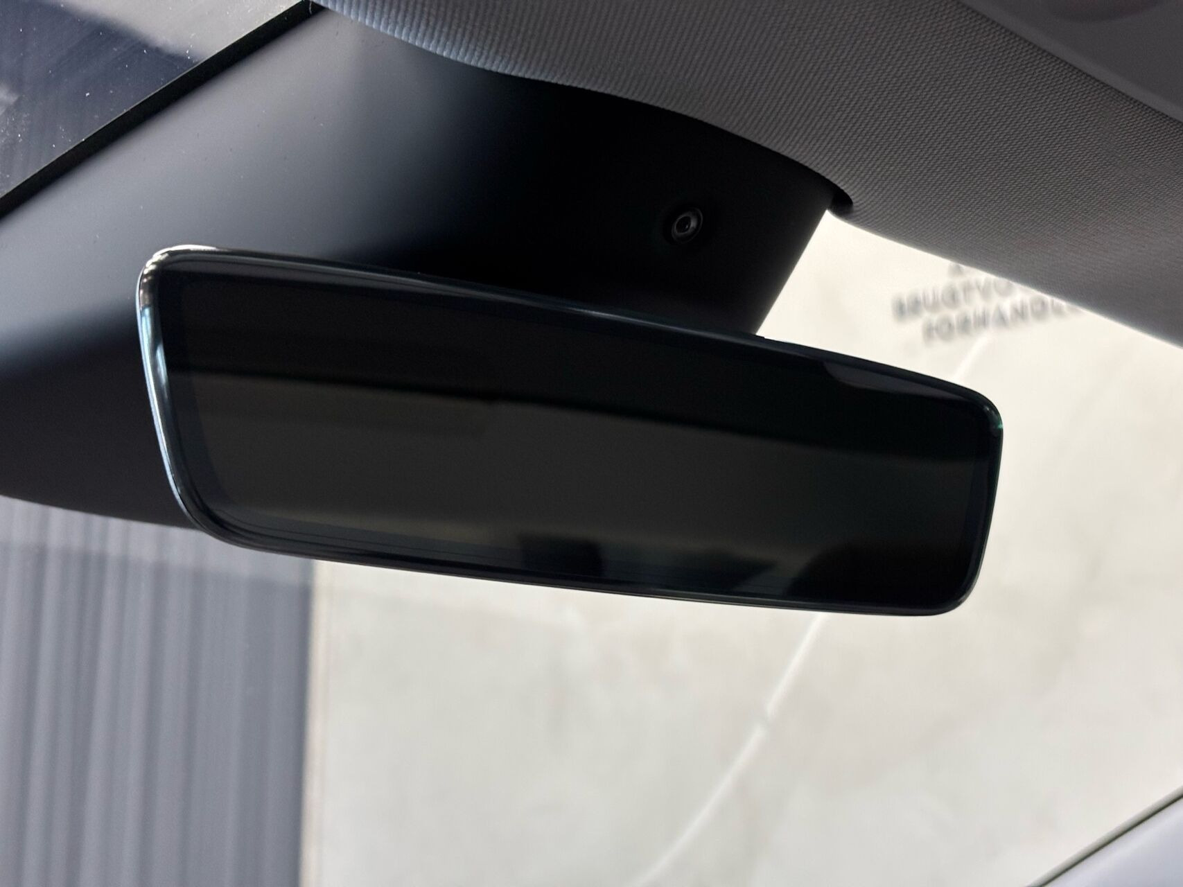 Grå Tesla Model 3 fra 2024