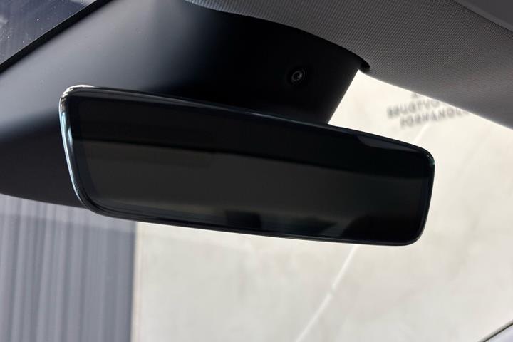 Grå Tesla Model 3 fra 2024