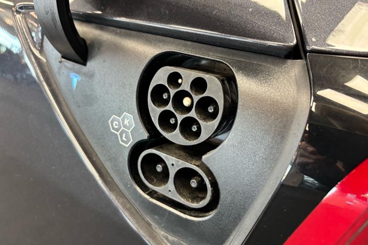 Grå Tesla Model 3 fra 2024