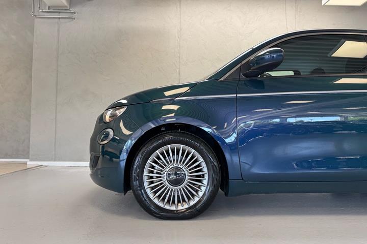 Grøn Fiat 500e fra 2023