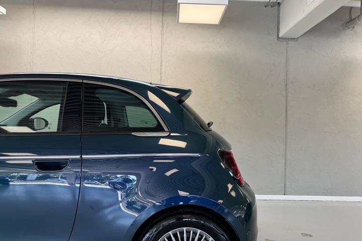 Grøn Fiat 500e fra 2023