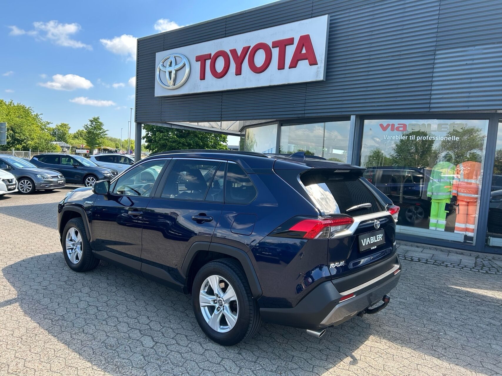 Blå Toyota RAV4 fra 2019