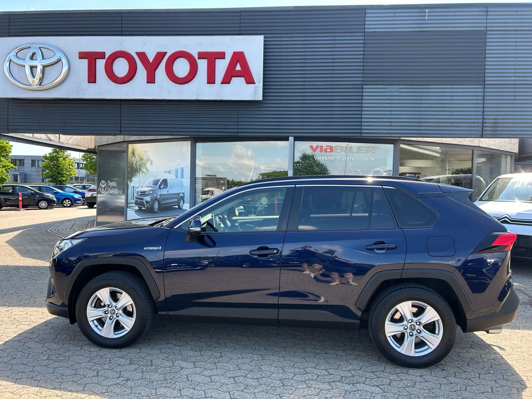 Blå Toyota RAV4 fra 2019