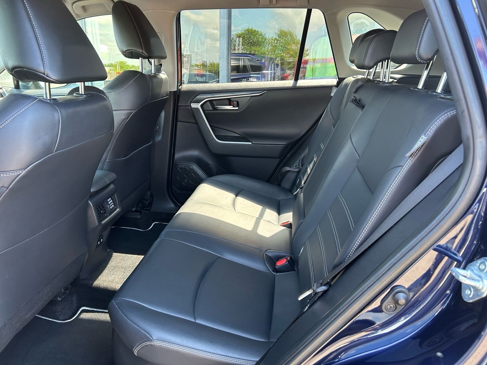 Blå Toyota RAV4 fra 2019