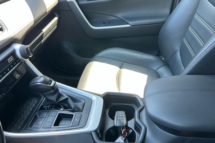 Blå Toyota RAV4 fra 2019