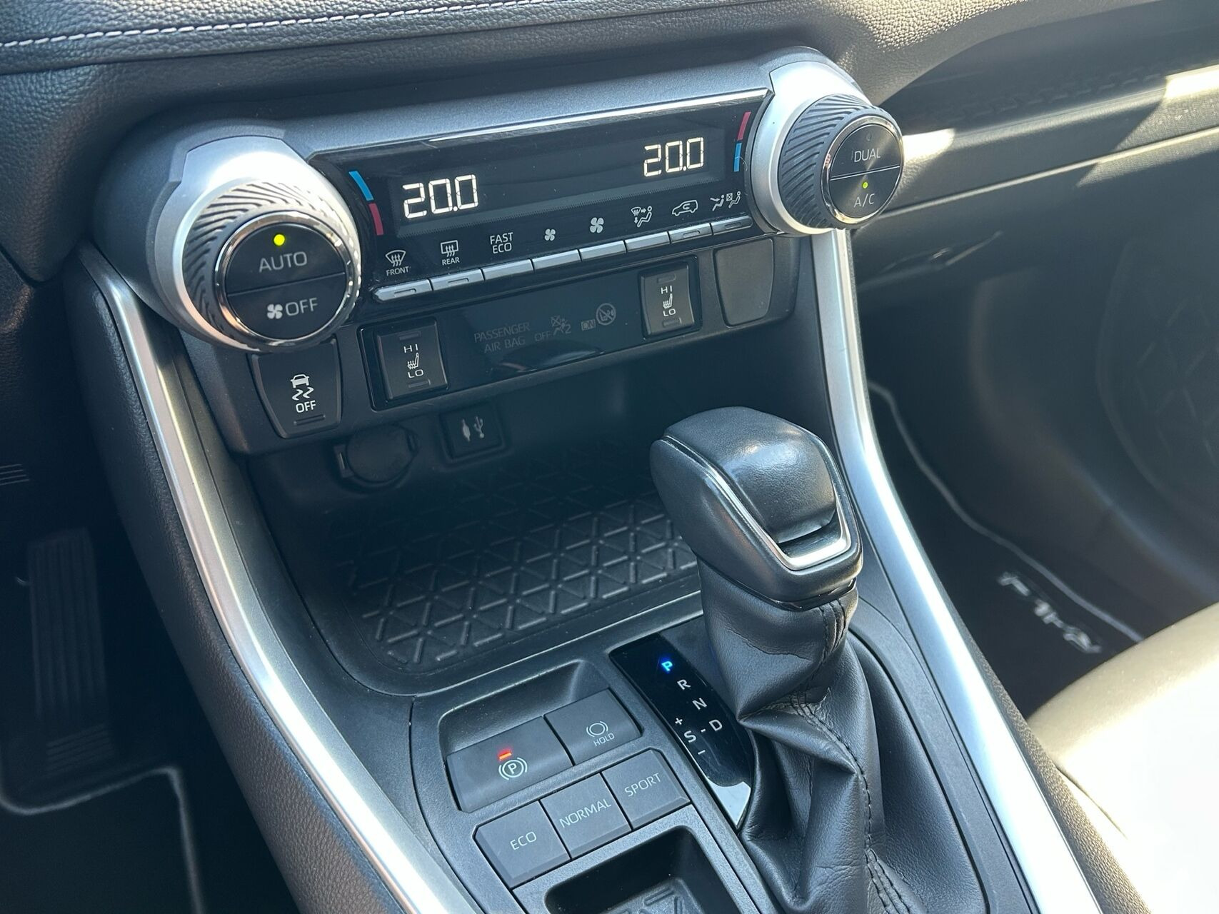 Blå Toyota RAV4 fra 2019