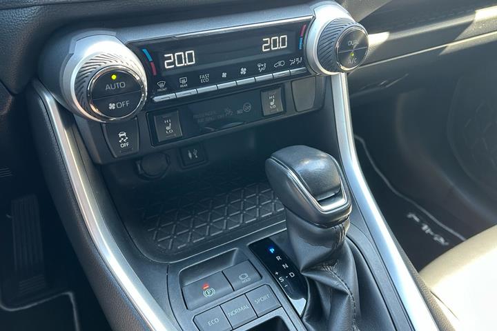 Blå Toyota RAV4 fra 2019