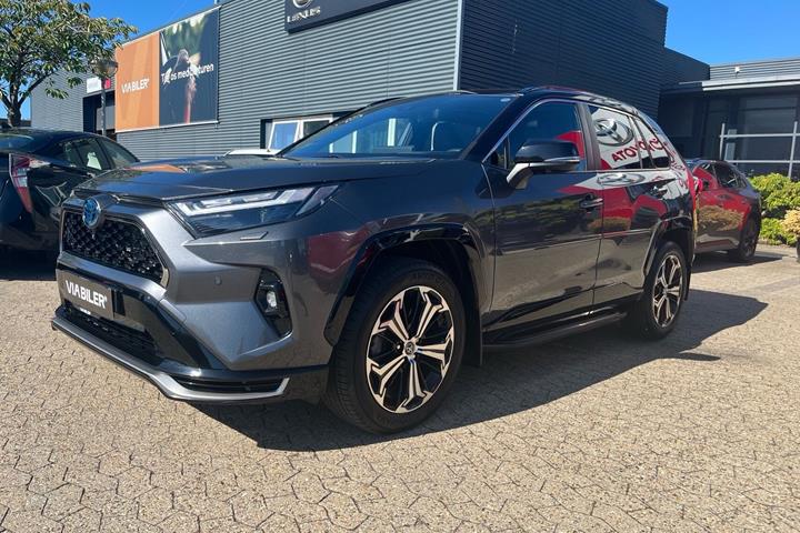 Sort Toyota RAV4 Plug-in fra 2023