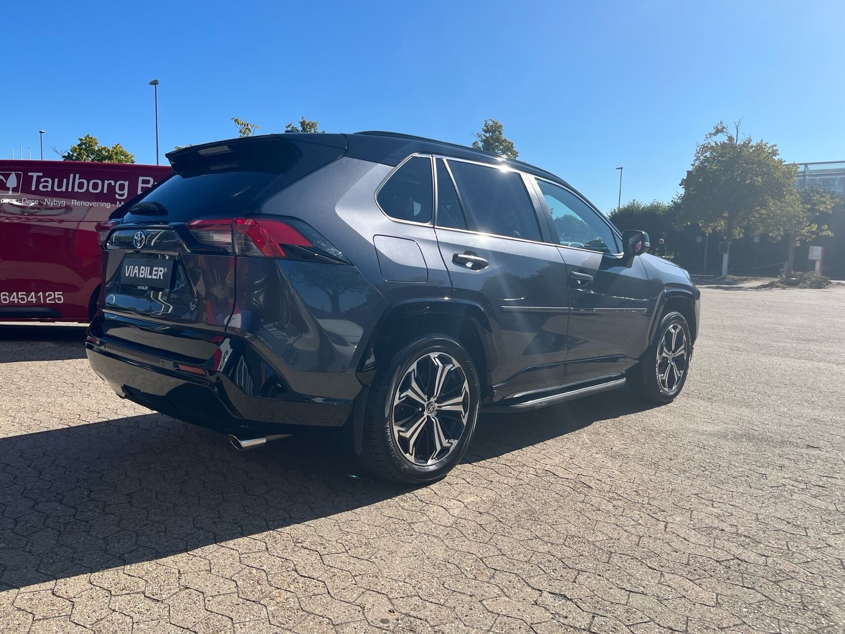 Sort Toyota RAV4 Plug-in fra 2023