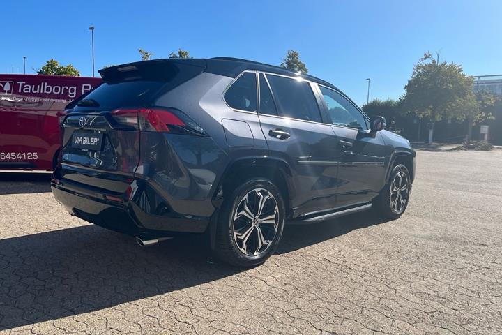Sort Toyota RAV4 Plug-in fra 2023