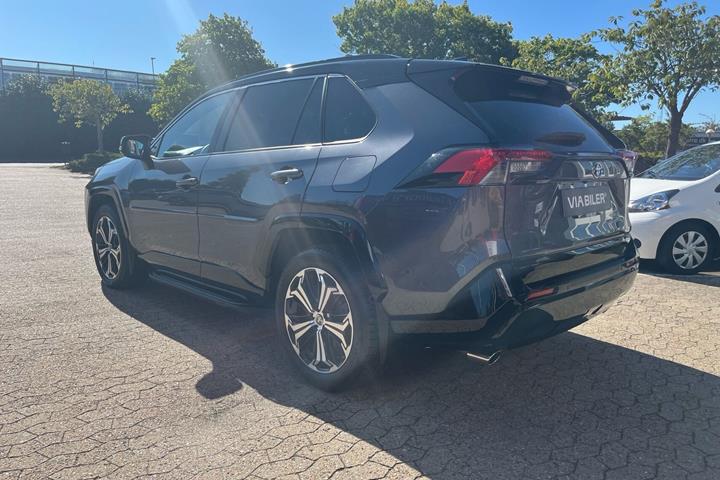 Sort Toyota RAV4 Plug-in fra 2023